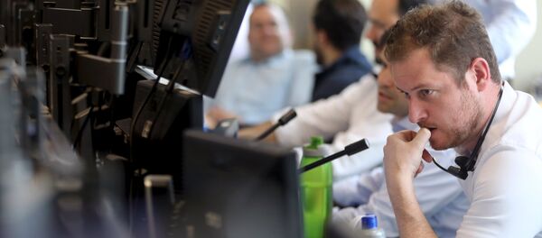 A trader works at XP Investimentos brokerage in Sao Paulo, Brazil, September 10, 2015. - Sputnik Afrique