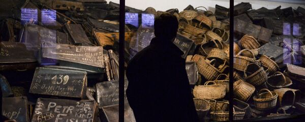 Odwiedzający w muzeum stworzonym na terytorium byłego obozu koncentracyjnego Auschwitz-Birkenau w Oświęcimiu - Sputnik Afrique