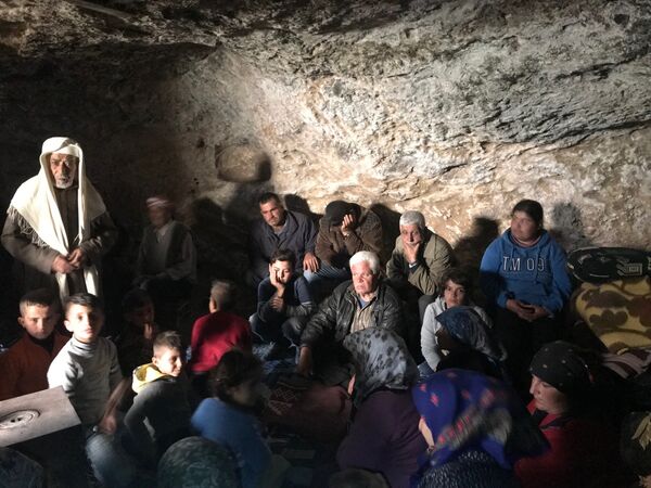 Les habitants de Jenderes ont trouvé asile dans une caverne Les habitants de Jenderes ont trouvé asile dans une caverne - Sputnik Afrique