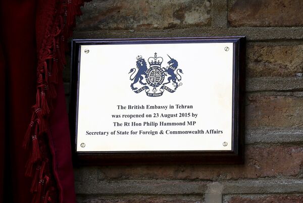 La plaque commémorant la réouverture de l'ambassade du Royaume-uni à Téhéran en 2015 La plaque commémorant la réouverture de l'ambassade du Royaume-uni à Téhéran en 2015 - Sputnik Afrique
