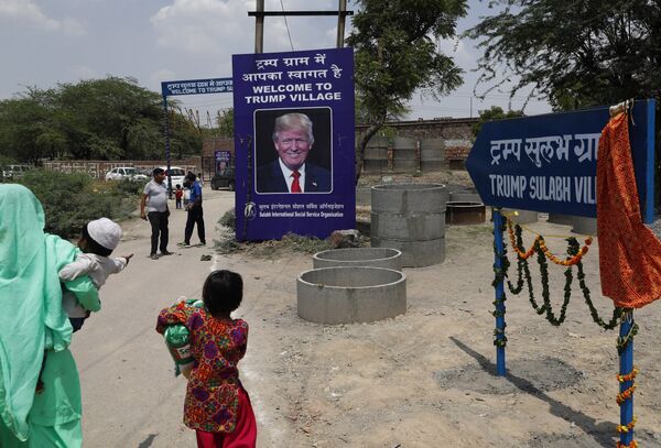 L'entrée du village indien baptisé en l'honneur du Président Donald Trump L'entrée du village indien baptisé en l'honneur du Président Donald Trump - Sputnik Afrique