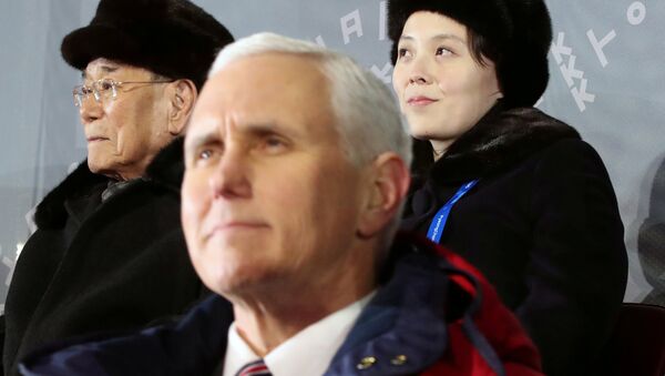 Le vice-Président US Mike Pence et la soeur cadette du dirigeant nord-coréen Kim Jong-un, Kim Yo-jong lors de l'ouverture des JO-2018 à Pyeongchang - Sputnik Afrique