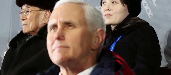 Le vice-Président US Mike Pence et la soeur cadette du dirigeant nord-coréen Kim Jong-un, Kim Yo-jong lors de l'ouverture des JO-2018 à Pyeongchang - Sputnik Afrique