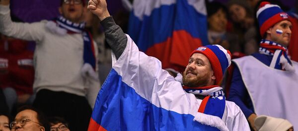 Российские болельщики на трибуне во время произвольной программы парного катания командных соревнований по фигурному катанию на XXIII зимних Олимпийских играх в Пхенчхане. Российские болельщики на трибуне во время произвольной программы парного катания командных соревнований по фигурному катанию на XXIII зимних Олимпийских играх в Пхенчхане. - Sputnik Afrique