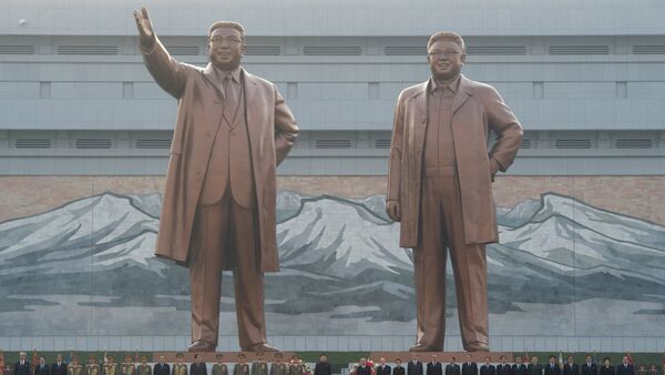 Unveiling monuments to Kim Il-sung and Kim Jong-il in Pyongyang. (File) - Sputnik Afrique