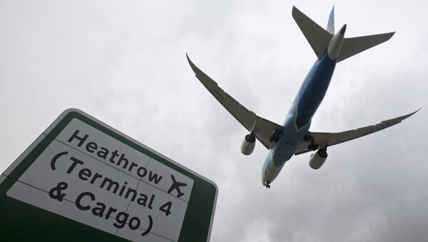 An aircraft lands at Heathrow Airport near London, Britain, December 11, 2015 - Sputnik Afrique