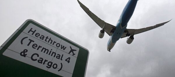 An aircraft lands at Heathrow Airport near London, Britain, December 11, 2015 - Sputnik Afrique