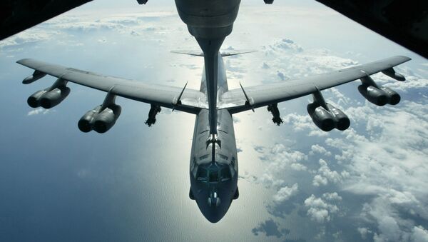 A US Air Force B-52 bomber returning from a mission over Iraq is refueling from a KC-10 plane over the Black Sea, in this Friday, March 28, 2003 photo - Sputnik Afrique