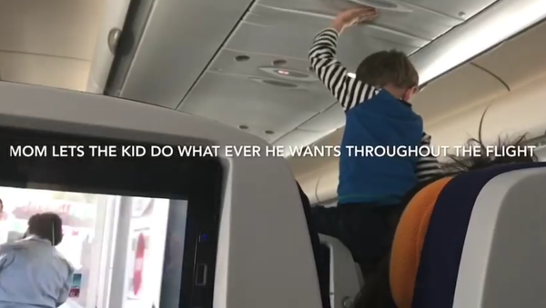 Un petit garçon effraye tout un avion par ses cris démoniques - Sputnik Afrique