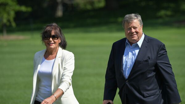 Viktor and Amalija Knavs, the parents of US First Lady Melania Trump, walk across the South Lawn upon return to the White House on June 18, 2017 in Washington, DC. - Sputnik Afrique