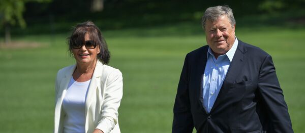 Viktor and Amalija Knavs, the parents of US First Lady Melania Trump, walk across the South Lawn upon return to the White House on June 18, 2017 in Washington, DC. - Sputnik Afrique