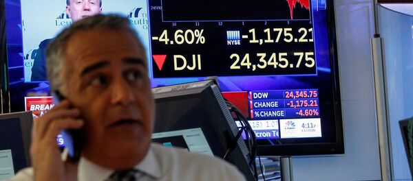 A trader works on the floor following the closing bell as a screen shows the Dow Jones Industrial Average on the New York Stock Exchange, (NYSE) in New York, U.S., February 5, 2018 - Sputnik Afrique