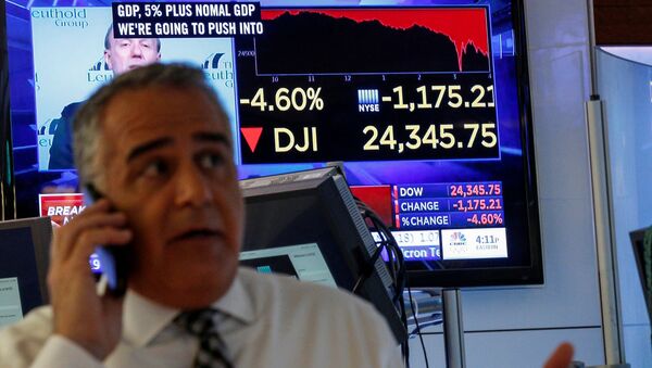 A trader works on the floor following the closing bell as a screen shows the Dow Jones Industrial Average on the New York Stock Exchange, (NYSE) in New York, U.S., February 5, 2018 - Sputnik Afrique