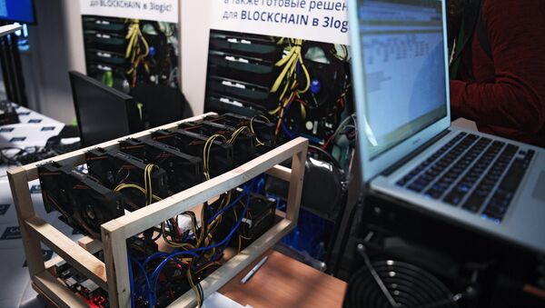Une mine de bitcoin présentée lors de la conférence Russian Blockchain Week 2017 à Moscou - Sputnik Afrique