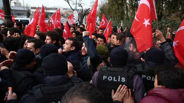 Tillerson en Turquie: la police utilise du gaz poivre contre les manifestants - Sputnik Afrique