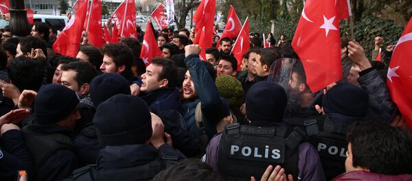 Tillerson en Turquie: la police utilise du gaz poivre contre les manifestants - Sputnik Afrique