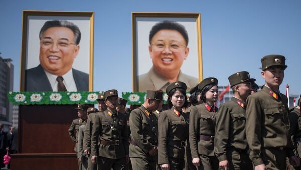 Les portraits de Kim Il-sung et de son fils Kim Jong-il - Sputnik Afrique