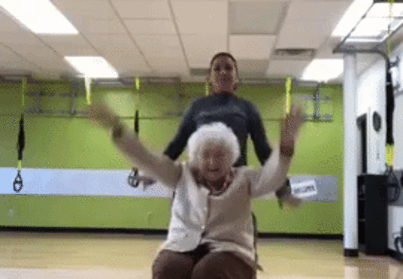 Une mamie de 93 ans qui rit aux éclats en faisant sa gym explose la Toile (vidéo) - Sputnik Afrique