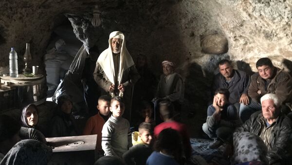 Les réfugiés kurdes se cachent de l'aviation et de l'artillerie turques dans les grottes de montagne du canton d'Afrin. - Sputnik Afrique