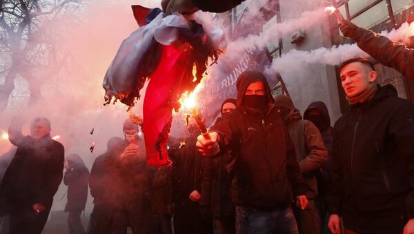 Activists and supporters of Ukrainian nationalist parties and movements burn the Russian state flag, which was seized from the office of the Russian Centre of Science and Culture, during a protest in Kiev, Ukraine February 17, 2018. - Sputnik Afrique