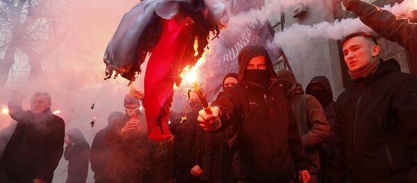 Activists and supporters of Ukrainian nationalist parties and movements burn the Russian state flag, which was seized from the office of the Russian Centre of Science and Culture, during a protest in Kiev, Ukraine February 17, 2018. - Sputnik Afrique