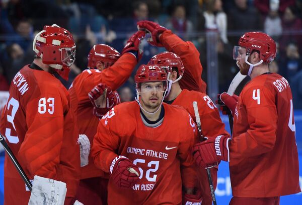 Les joueurs de hockey russes lors d'un match les opposant aux Américains - Sputnik Afrique