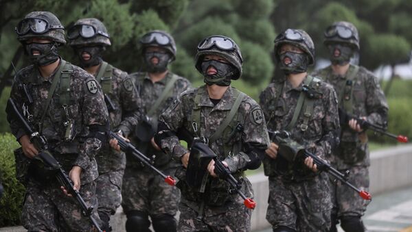 South Korean army soldiers walk after an anti-terror drill as a part of Ulchi Freedom Guardian exercise at National Assembly in Seoul, South Korea, Wednesday, Aug. 23, 2017 - Sputnik Afrique