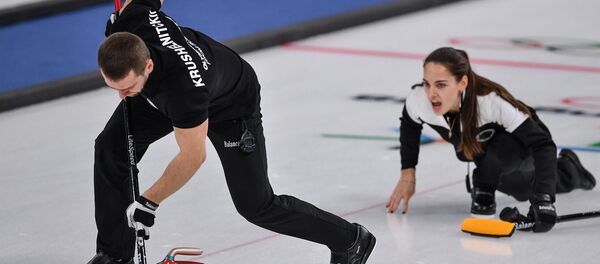 Alexander Krushelnitsky et Anastasia Bryzgalova au tournoi olympique de curling 2018 Alexander Krushelnitsky et Anastasia Bryzgalova au tournoi olympique de curling 2018 - Sputnik Afrique