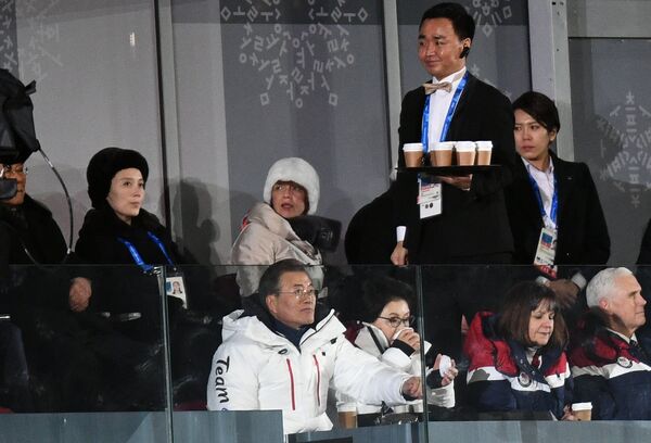 Kim Yo-jong, la sœur du dirigeant nord-coréen Kim Jong-un, le Président sud-coréen Moon Jae-in et le vice-président américain Mike Pence pendant la cérémonie d'ouverture des Jeux olympiques de Pyeongchang - Sputnik Afrique