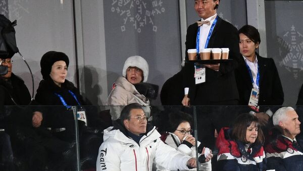 Kim Yo-jong, la sœur du dirigeant nord-coréen Kim Jong-un, le Président sud-coréen Moon Jae-in et le vice-président américain Mike Pence pendant la cérémonie d'ouverture des Jeux olympiques de Pyeongchang - Sputnik Afrique