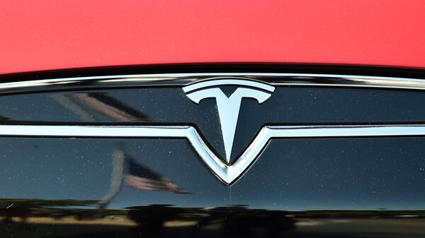 An American flag is reflected in the grill of a Tesla Model S - Sputnik Afrique
