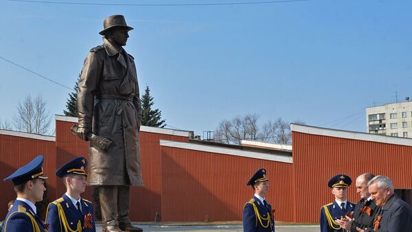 Monument à l'agent de renseignement soviétique Iskhak Akhmerov à Tcheliabinsk - Sputnik Afrique