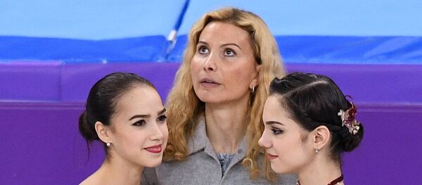 Alina Zagitova, Evguenia Medvedeva et leur entraîneur Etéri Toutbéridzé - Sputnik Afrique