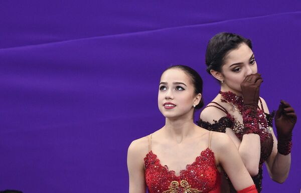 Alina Zagitova (à gauche) et Evgenia Medvedeva Alina Zagitova (à gauche) et Evgenia Medvedeva - Sputnik Afrique