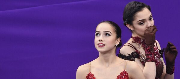 Alina Zagitova (à gauche) et Evgenia Medvedeva - Sputnik Afrique