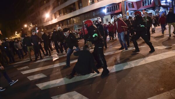 Heurts entre supporters et police à Bilbao - Sputnik Afrique
