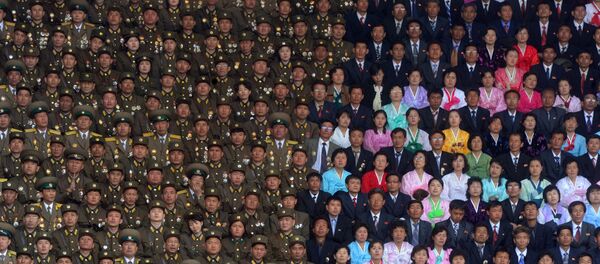 Солдаты Корейской народной армии и жители Пхеньяна на стадионе имени Ким Ир Сена - Sputnik Afrique