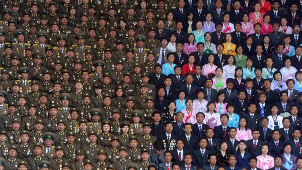 Солдаты Корейской народной армии и жители Пхеньяна на стадионе имени Ким Ир Сена - Sputnik Afrique