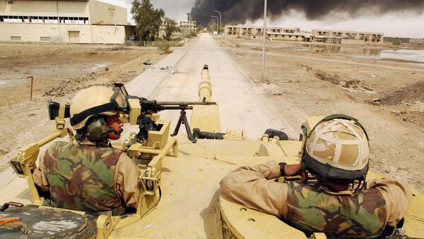 Alex Matheson, left, a member of the Desert Rats with his Challenger II tank man an operational post in Basra, southern Iraq, Friday April 4, 2003 - Sputnik Afrique