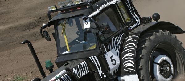 Une compétition pour tracteurs (image d'illustration) - Sputnik Afrique