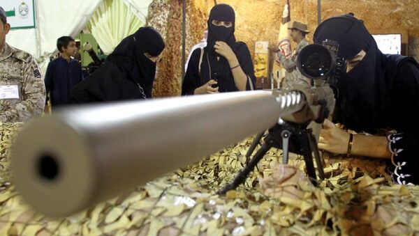 Des femmes saoudiennes essayant des armes dans une exposition, image d'illustration - Sputnik Afrique