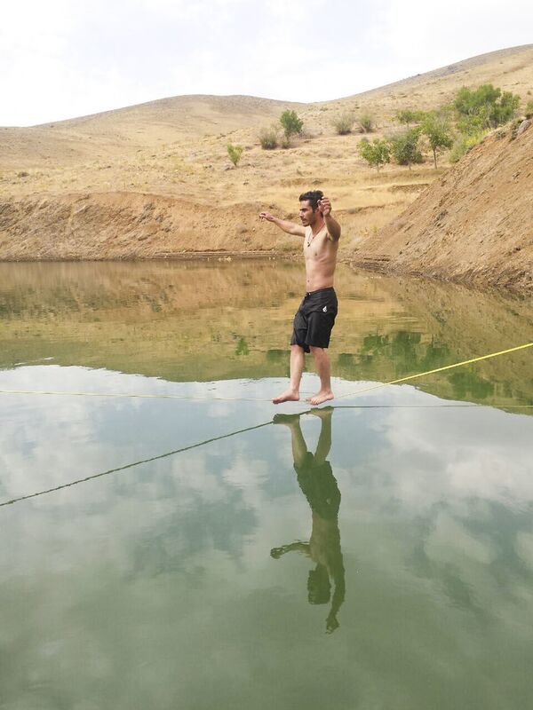 Les jeunes Iraniens font de la slackline - Sputnik Afrique