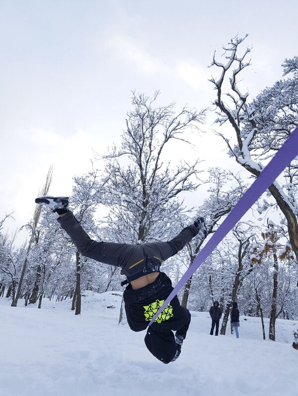 Les jeunes Iraniens font de la slackline - Sputnik Afrique
