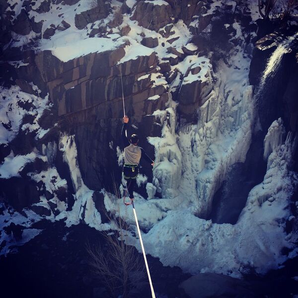 Les jeunes Iraniens font de la slackline - Sputnik Afrique