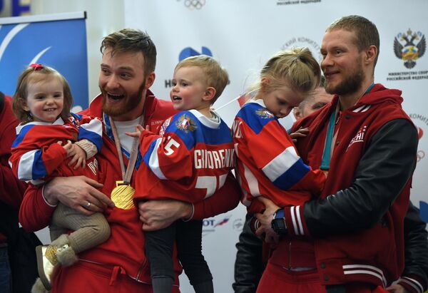 L’accueil des athlètes russes ayant participé aux JO à l’aéroport Cheremetievo de Moscou - Sputnik Afrique