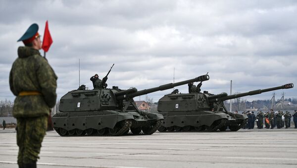 Самоходные артиллерийские установки (САУ) Мста-С во время тренировки к Параду Победы на военном полигоне Алабино. - Sputnik Afrique