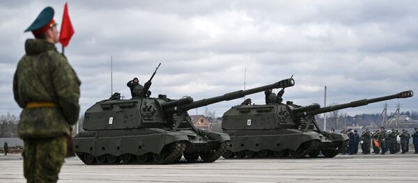 Самоходные артиллерийские установки (САУ) Мста-С во время тренировки к Параду Победы на военном полигоне Алабино. Самоходные артиллерийские установки (САУ) Мста-С во время тренировки к Параду Победы на военном полигоне Алабино. - Sputnik Afrique