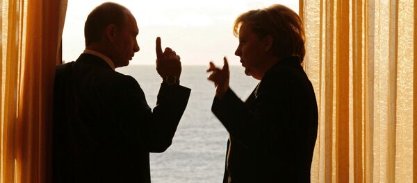 Президент России Владимир Путин и канцлер Германии Ангела Меркель во время встречи в сочинской резиденции президента России Бочаров ручей, 2007 год - Sputnik Afrique