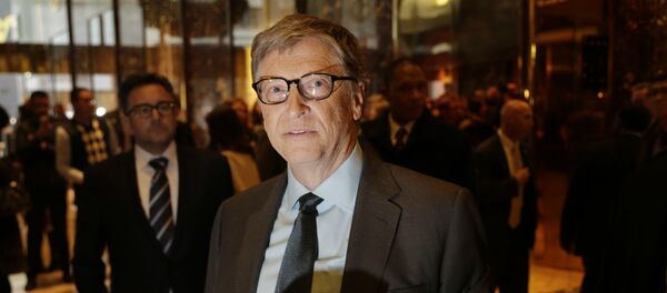 Bill Gates talks to reporters in the lobby of Trump Tower in New York, Tuesday, Dec. 13, 2016 - Sputnik Afrique