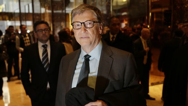 Bill Gates talks to reporters in the lobby of Trump Tower in New York, Tuesday, Dec. 13, 2016 - Sputnik Afrique